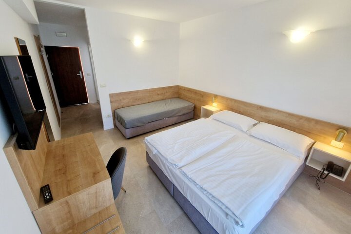 Room 4 of 18
