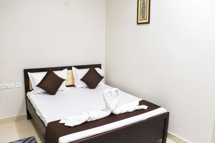 Room 2 of 10