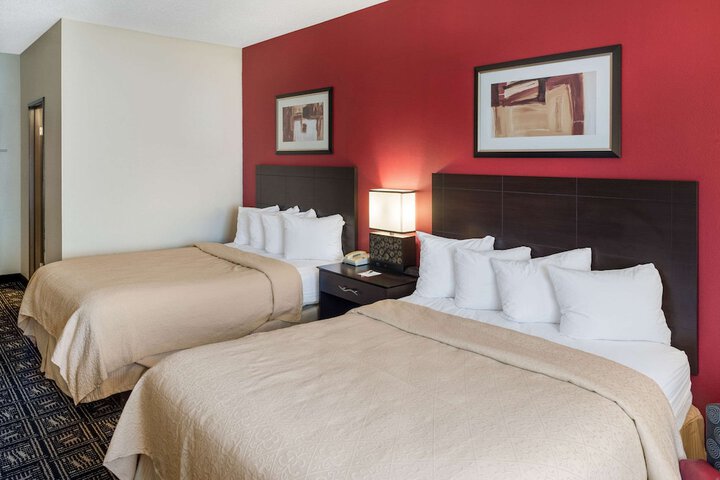 1 Queen Bed (4 of 6)