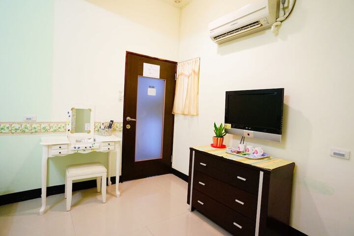 Room 17 of 33