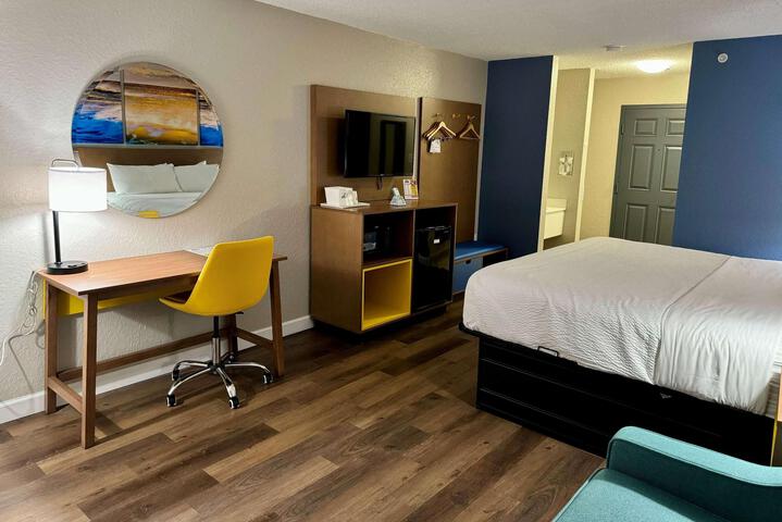 1 King Bed Mobility Hearing Impaired Accessible Room Roll in Shower (3 of 13)