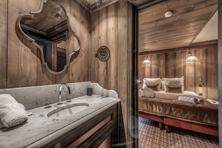 Room 46 of 77
