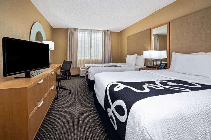1 King Bed Deluxe Room (3 of 17)