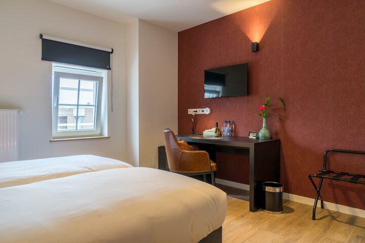 Room 6 of 44