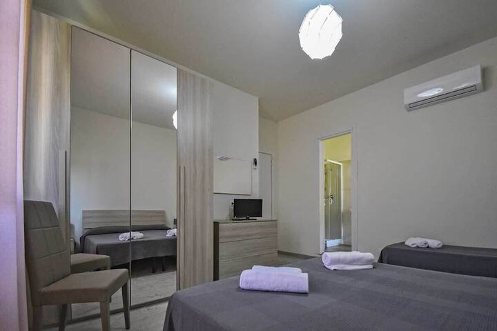 Room 4 of 9