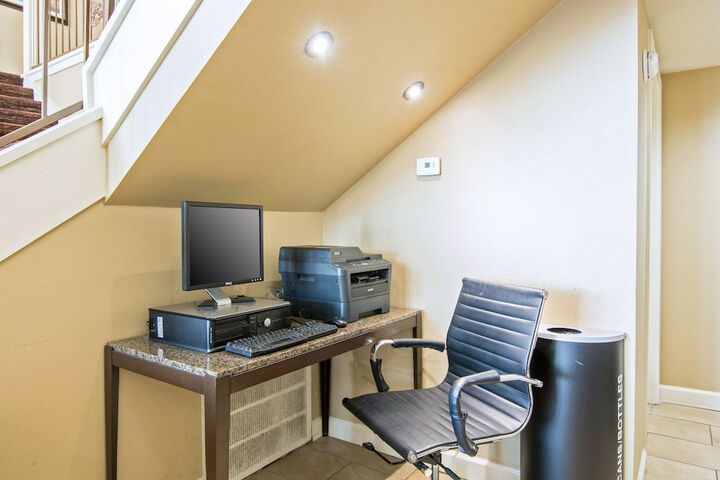 Business Center 34 of 38