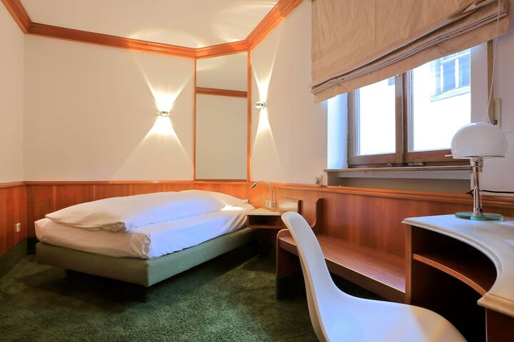 Room 9 of 50