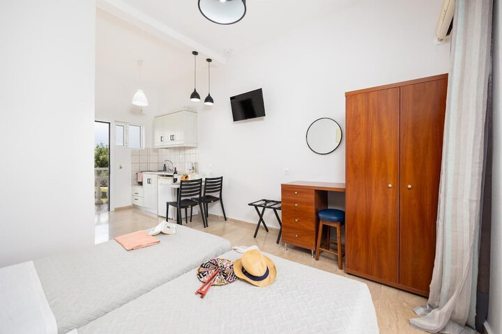 Room 3 of 73