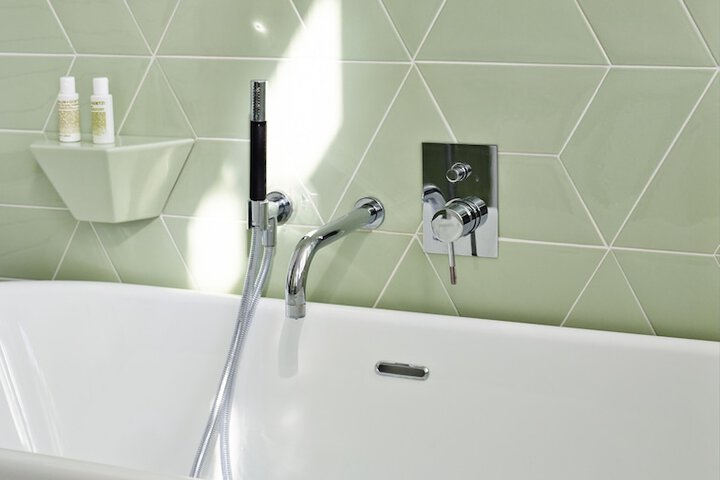 Deep soaking bathtub