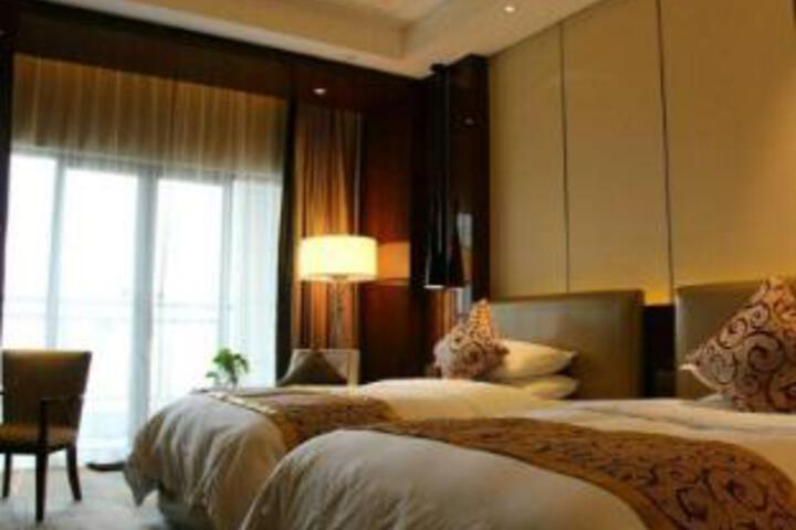 Room 6 of 8
