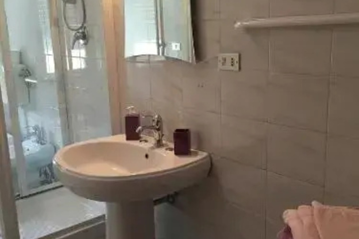 Room 8 of 12
