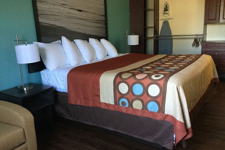 1 Queen Bed (13 of 18)