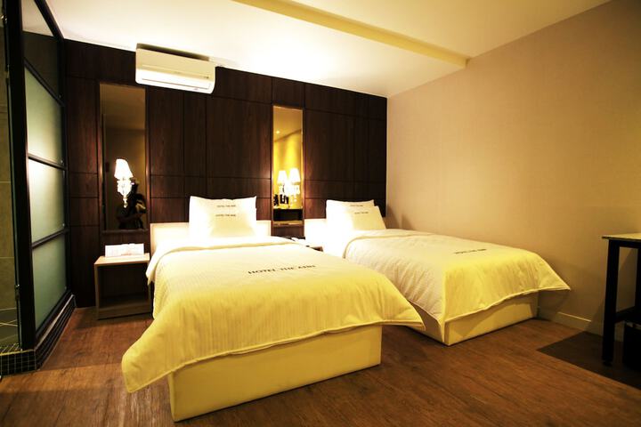 Room 9 of 32