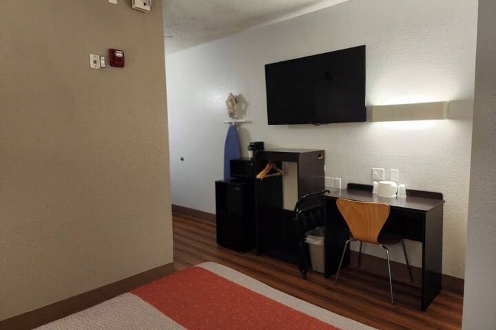 Room 9 of 32