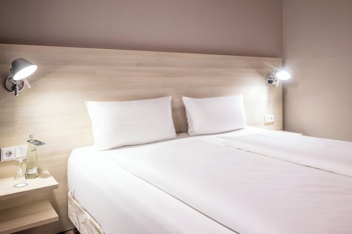 Room 8 of 93