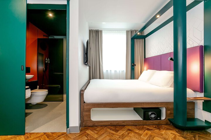 Room 28 of 89