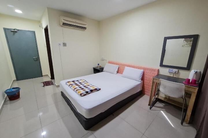 OYO 90442 Newtown Star Hotel