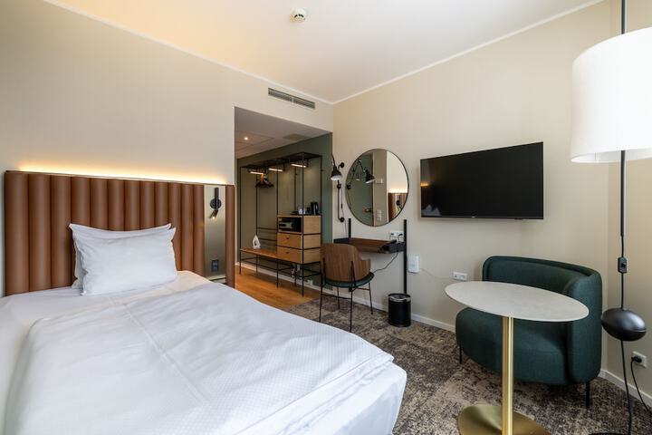 Room 32 of 94