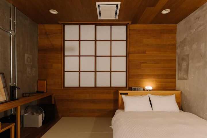 Room 2 of 100