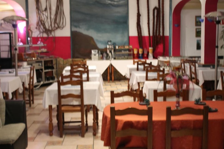 Dining 27 of 36
