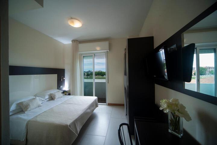 Room 4 of 36