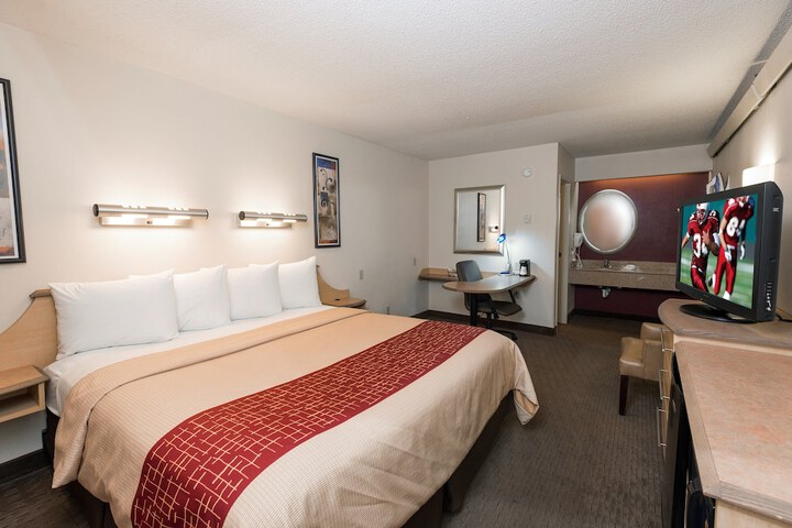 1 King Bed (6 of 18)