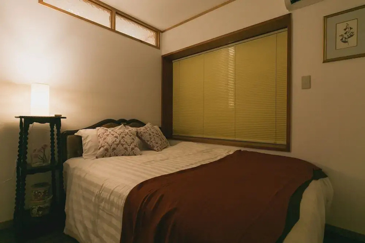 Room 4 of 16