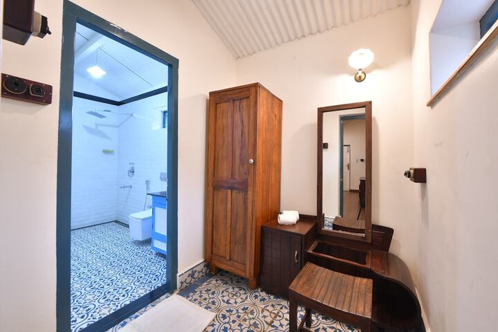 Room 8 of 11