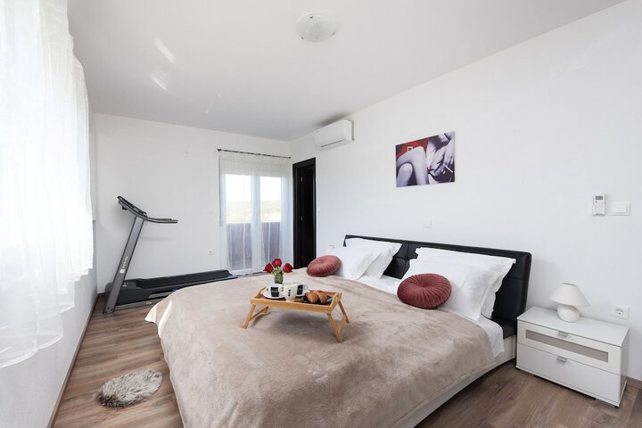 Room 6 of 47
