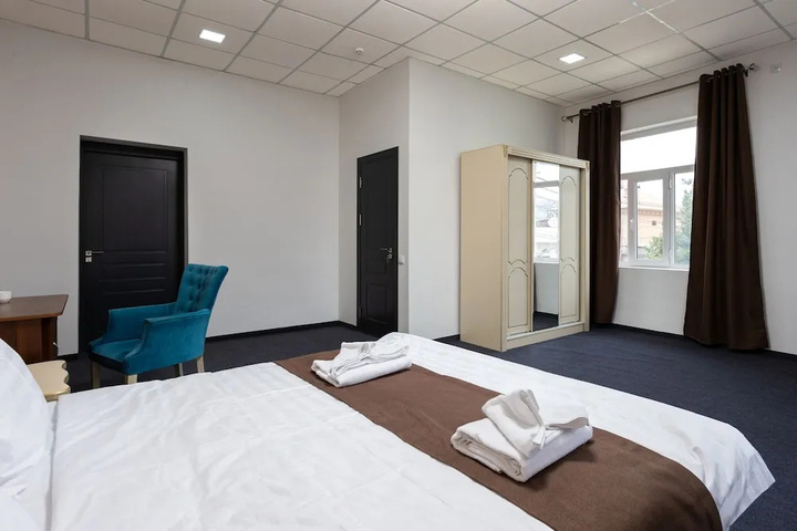 Room 6 of 16