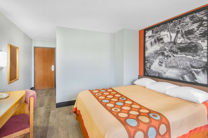 1 Queen Bed (12 of 12)