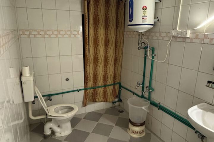 Room 5 of 8