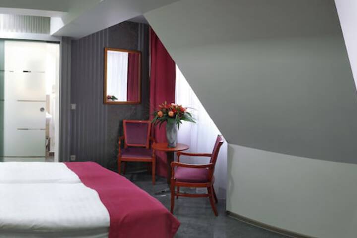 Room 11 of 37