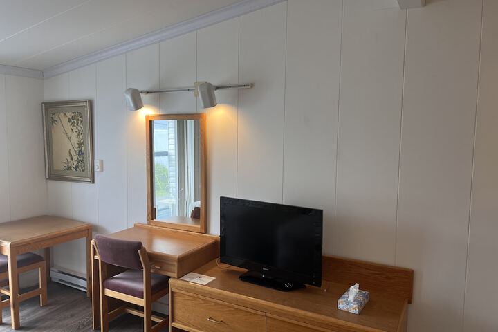 Room 6 of 28