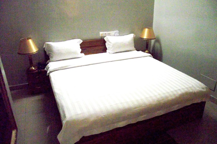 Room 11 of 28