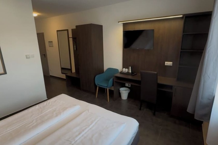 Room 17 of 29