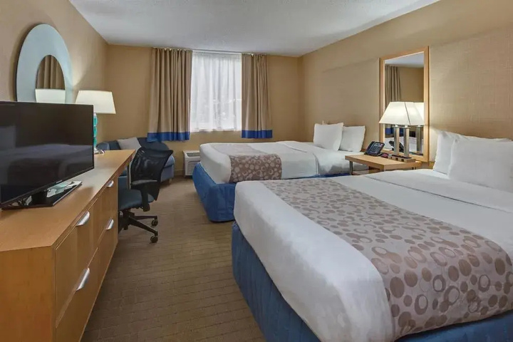 Room 5 of 8
