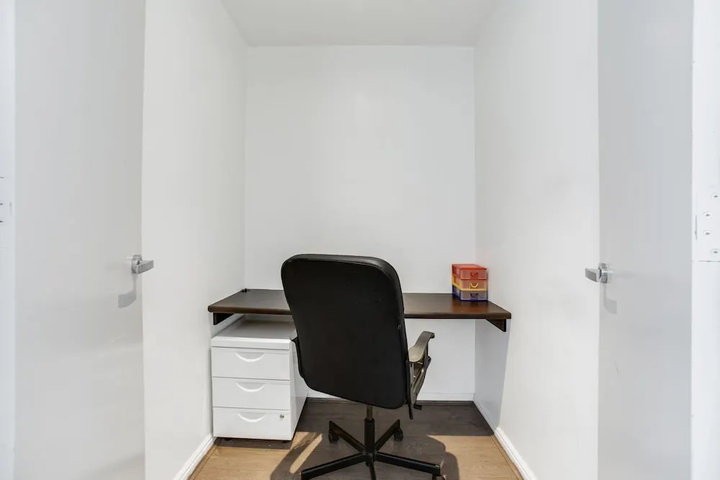 Room 4 of 9