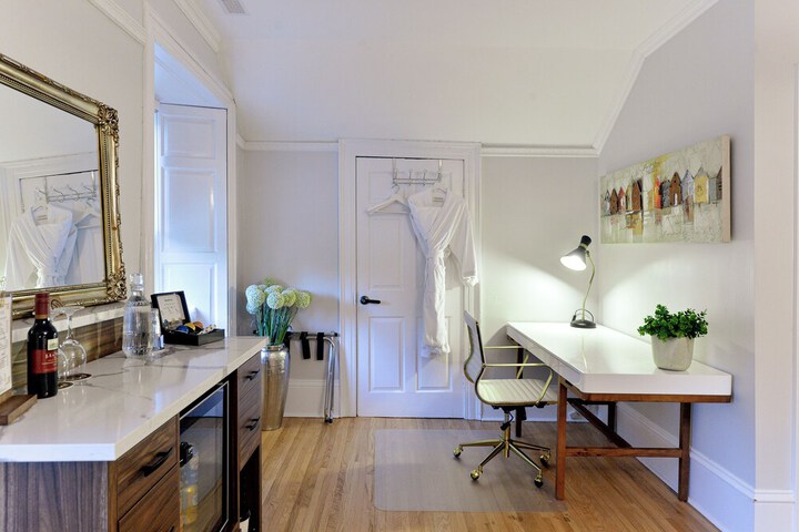 Room 4 of 61