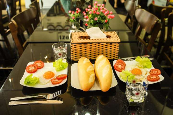 Dining 42 of 48