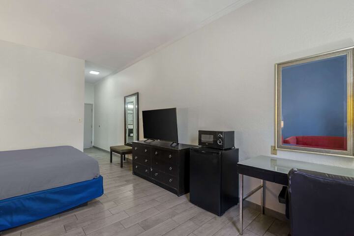Room 10 of 33