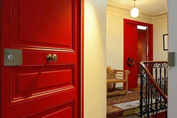 Room 6 of 9