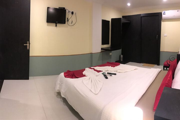 Room 13 of 16