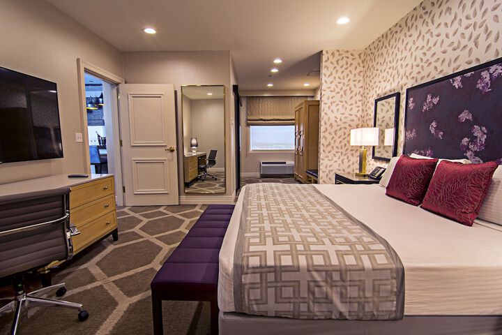 Deluxe King Bed (3 of 11)