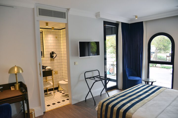 Room 6 of 28