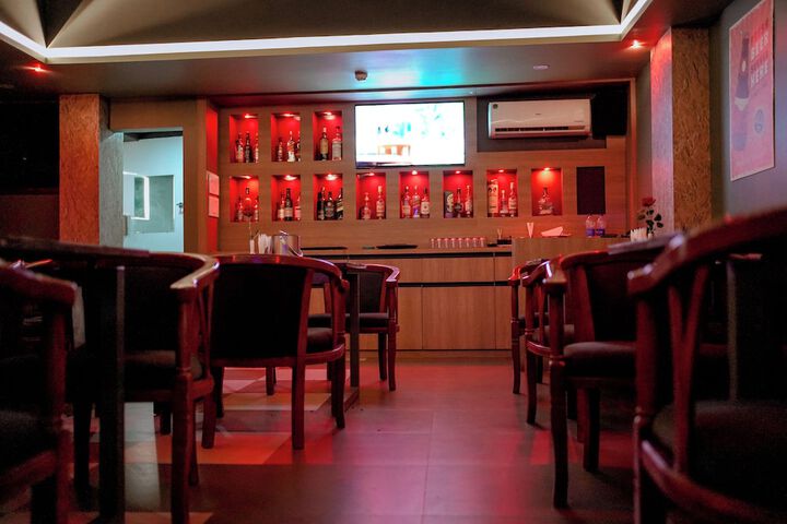 Lounge 6 of 6