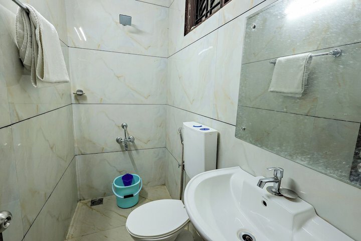 Room 4 of 8