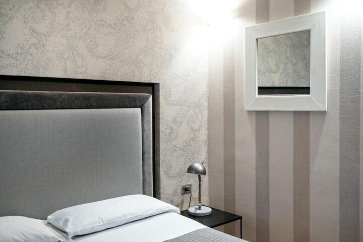 Room 9 of 28