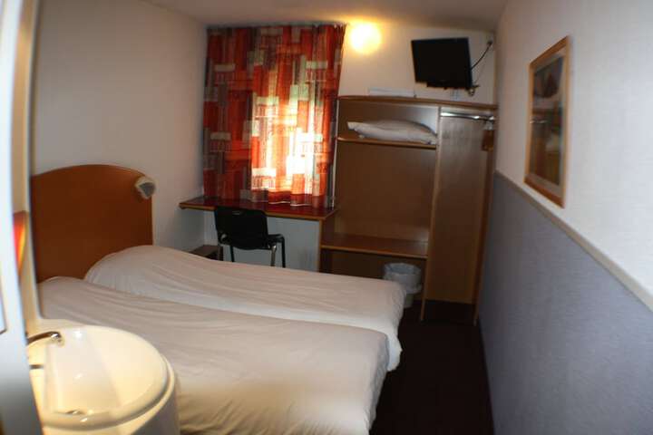 Room 8 of 32