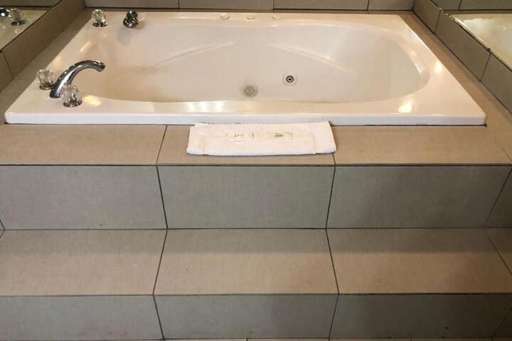 1 King Bed | (2 of 19)